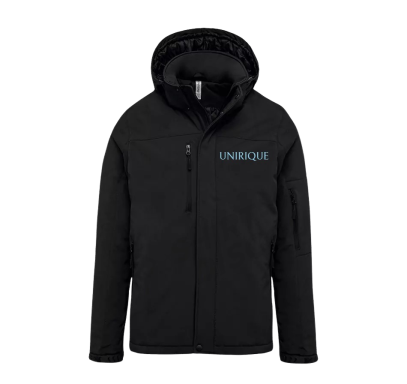 Zwarte winterjas met capuchon en een logo op de voorkant.